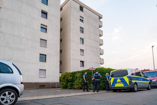 Tote Person in Wohnung aufgefunden, eine Person festgenommen Am 16.08.2026 wurde in einer Wohnung in einem Mehrfamilienhaus in Ginsheim eine tote Person entdeckt. Staatsanwaltschaft Darmstadt und Polizeipräsidium Südhessen nahmen die Ermittlungen auf. Ein Arbeitgeber hatte gegen 18:25 Uhr die Polizei alarmiert, nachdem sich sein Arbeitnehmer wegen Sprachproblemen zunächst an ihn gewandt hatte. In der Wohnung fanden die Beamten den Arbeitnehmer sowie den leblosen 20-jährigen Mann, der nach ersten Feststellungen gewaltsam zu Tode kam. Die Polizei nahm eine Person vor Ort fest, während die Staatsanwaltschaft Darmstadt eine Obduktion zur Klärung der Todesumstände anordnete. Ginsheim-Gustavsburg Hessen Deutschland *** Dead Person Found i