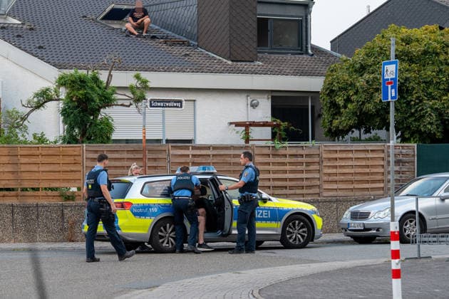 Tote Person in Wohnung aufgefunden, eine Person festgenommen Am 16.08.2026 wurde in einer Wohnung in einem Mehrfamilienhaus in Ginsheim eine tote Person entdeckt. Staatsanwaltschaft Darmstadt und Polizeipräsidium Südhessen nahmen die Ermittlungen auf. Ein Arbeitgeber hatte gegen 18:25 Uhr die Polizei alarmiert, nachdem sich sein Arbeitnehmer wegen Sprachproblemen zunächst an ihn gewandt hatte. In der Wohnung fanden die Beamten den Arbeitnehmer sowie den leblosen 20-jährigen Mann, der nach ersten Feststellungen gewaltsam zu Tode kam. Die Polizei nahm eine Person vor Ort fest, während die Staatsanwaltschaft Darmstadt eine Obduktion zur Klärung der Todesumstände anordnete. Ginsheim-Gustavsburg Hessen Deutschland *** Dead Person Found i