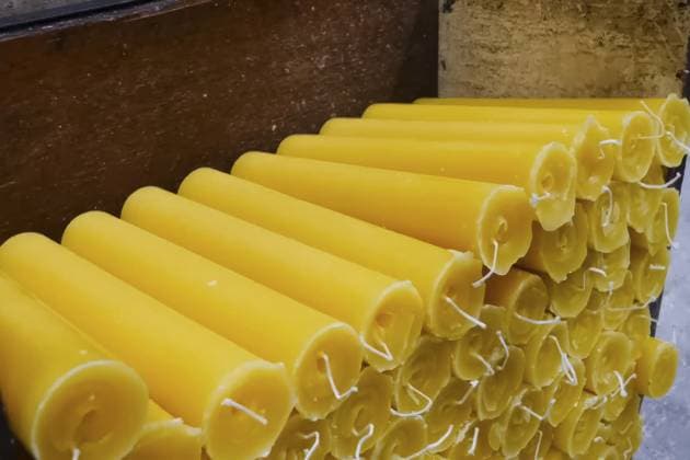 Gelbe Kerzen in einer Schublade zur Aufbewahrung von Kerzen in der Produktion Yellow candles in a drawer, storing candles in production Copyright: imageBROKER olgakostrova ibxcoa17563039.jpg