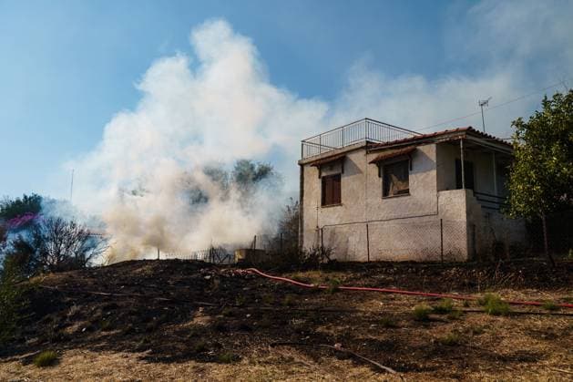 Wildfire burns homes and businesses on Greece™s Salamina island PERISTERIA, SALAMINA, GREECE, AUGUST 16, 2026: Dozens of homes and businesses burn as a wildfire rages through the forested area of Peristeria on the island of Salamina, west of Athens. The fire prompted mass evacuations and resulted in two deaths and multiple injuries, according to local authorities. Salamina Greece Copyright: x xRomanosxLioutasx xJNAxPressx