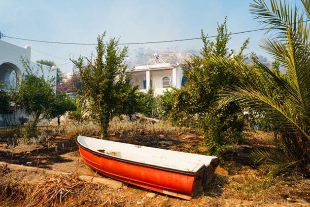 Wildfire burns homes and businesses on Greece™s Salamina island PERISTERIA, SALAMINA, GREECE, AUGUST 16, 2026: Dozens of homes and businesses burn as a wildfire rages through the forested area of Peristeria on the island of Salamina, west of Athens. The fire prompted mass evacuations and resulted in two deaths and multiple injuries, according to local authorities. Salamina Greece Copyright: x xRomanosxLioutasx xJNAxPressx