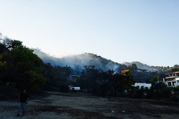 Wildfire burns homes and businesses on Greece™s Salamina island PERISTERIA, SALAMINA, GREECE, AUGUST 16, 2026: Dozens of homes and businesses burn as a wildfire rages through the forested area of Peristeria on the island of Salamina, west of Athens. The fire prompted mass evacuations and resulted in two deaths and multiple injuries, according to local authorities. Salamina Greece Copyright: x xRomanosxLioutasx xJNAxPressx