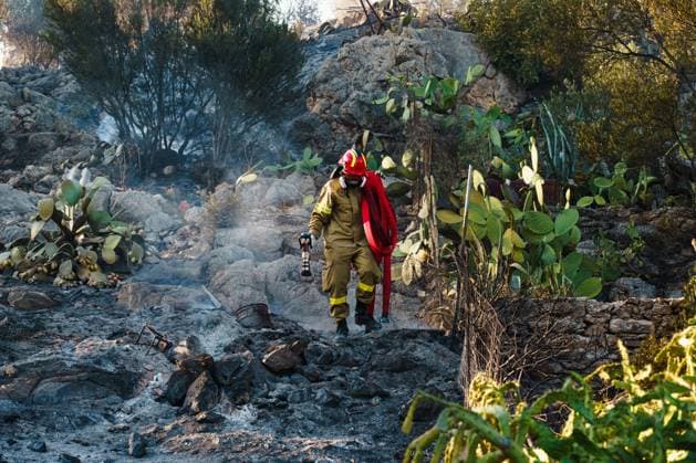 Wildfire burns homes and businesses on Greece™s Salamina island PERISTERIA, SALAMINA, GREECE, AUGUST 16, 2026: Dozens of homes and businesses burn as a wildfire rages through the forested area of Peristeria on the island of Salamina, west of Athens. The fire prompted mass evacuations and resulted in two deaths and multiple injuries, according to local authorities. Salamina Greece Copyright: x xRomanosxLioutasx xJNAxPressx