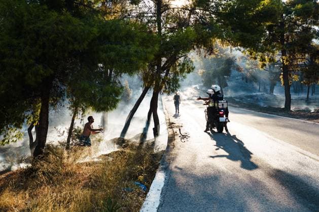 Wildfire burns homes and businesses on Greece™s Salamina island PERISTERIA, SALAMINA, GREECE, AUGUST 16, 2026: Dozens of homes and businesses burn as a wildfire rages through the forested area of Peristeria on the island of Salamina, west of Athens. The fire prompted mass evacuations and resulted in two deaths and multiple injuries, according to local authorities. Salamina Greece Copyright: x xRomanosxLioutasx xJNAxPressx