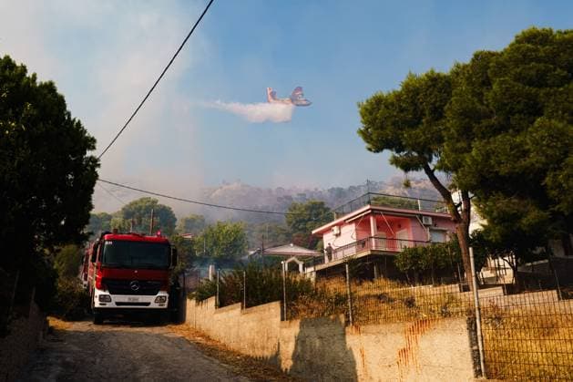 Wildfire burns homes and businesses on Greece™s Salamina island PERISTERIA, SALAMINA, GREECE, AUGUST 16, 2026: Dozens of homes and businesses burn as a wildfire rages through the forested area of Peristeria on the island of Salamina, west of Athens. The fire prompted mass evacuations and resulted in two deaths and multiple injuries, according to local authorities. Salamina Greece Copyright: x xRomanosxLioutasx xJNAxPressx