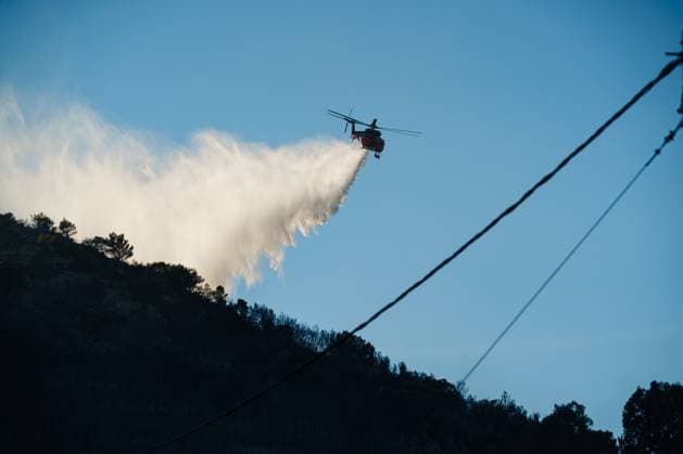 Wildfire burns homes and businesses on Greece™s Salamina island PERISTERIA, SALAMINA, GREECE, AUGUST 16, 2026: Dozens of homes and businesses burn as a wildfire rages through the forested area of Peristeria on the island of Salamina, west of Athens. The fire prompted mass evacuations and resulted in two deaths and multiple injuries, according to local authorities. Salamina Greece Copyright: x xRomanosxLioutasx xJNAxPressx