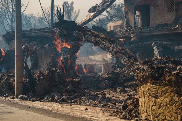 Wildfire burns homes and businesses on Greece™s Salamina island PERISTERIA, SALAMINA, GREECE, AUGUST 16, 2026: Dozens of homes and businesses burn as a wildfire rages through the forested area of Peristeria on the island of Salamina, west of Athens. The fire prompted mass evacuations and resulted in two deaths and multiple injuries, according to local authorities. Salamina Greece Copyright: x xRomanosxLioutasx xJNAxPressx