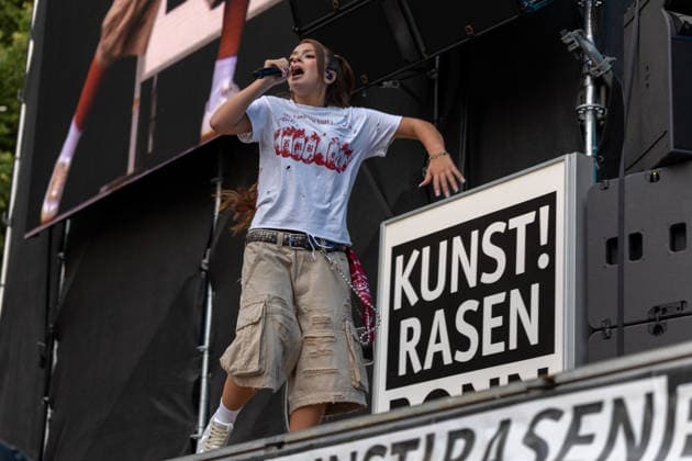 Konzert von ZAH1DE auf dem Kunst!Rasen Bonn - 16.08.26 Die Berliner Rapperin ZAH1DE (Zahide Kayaci) beim Open-Air-Live-Auftritt auf dem Kunst!Rasen Bonn. Bonn Gronau Nordrhein-Westfalen Deutschland *** ZAH1DE Concert at Kunst Rasen Bonn, August 16, 2026: Berlin-based rapper ZAH1DE (Zahide Kayaci) during her open-air live performance at Kunst Rasen Bonn in Bonn, Gronau, North Rhine-Westphalia, Germany Copyright: xMarcxJohnx