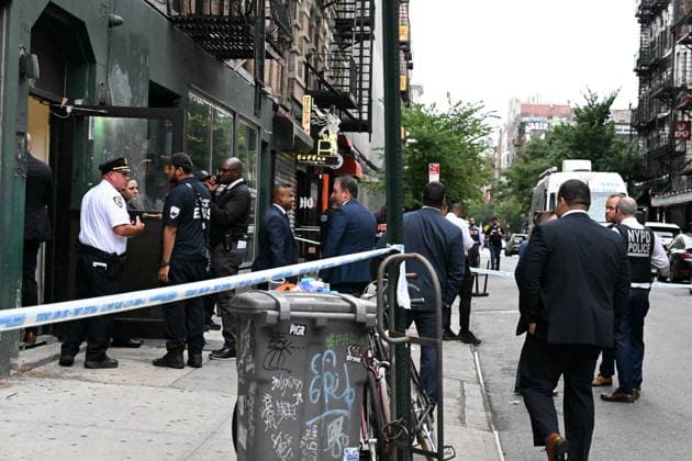 Police Involved Shooting At 126 Ludlow Street In New York City NEW YORK CITY, UNITED STATES - AUGUST 16: NYPD officers work at the scene where a suspect carrying a butcher knife was shot by officers at 126 Ludlow Street within the confines of the 7th Precinct in Manhattan, New York, United States on Sunday, August 16, 2026. A victim was reportedly stabbed at the location and sustained an injury to the head, the suspect when confronted by officers was shot after charging at them with a butcher knife. NYPD officers gave commands to drop the knife to the suspect. The investigation is ongoing by the NYPD. Kyle Mazza Anadolu New York United States. Editorial use only. Please get in touch for any other usage.  Copyright: x2026xAnadoluxKylexMazzax