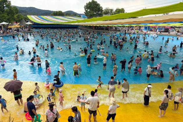 Water Park NANJING, CHINA - AUGUST 16, 2026 - People are playing in the surfing pool of a water park to escape the heat in Nanjing, Jiangsu Province, China on August 16, 2026. Nanjing Jiangsu China  Copyright: xCFOTOx i1786957294655