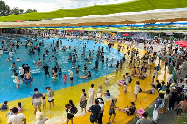 Water Park NANJING, CHINA - AUGUST 16, 2026 - People are playing in the surfing pool of a water park to escape the heat in Nanjing, Jiangsu Province, China on August 16, 2026. Nanjing Jiangsu China  Copyright: xCFOTOx i1786957295310