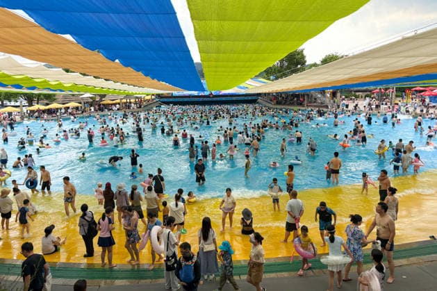 Water Park NANJING, CHINA - AUGUST 16, 2026 - People are playing in the surfing pool of a water park to escape the heat in Nanjing, Jiangsu Province, China on August 16, 2026. Nanjing Jiangsu China  Copyright: xCFOTOx i1786957295699
