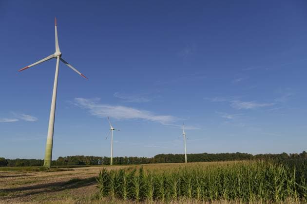 Drei Windkraftanlagen auf einem Feld mit blauem Himmel und Bäumen im Hintergrund, Borken, Münsterland, Deutschland Three wind turbines in a field with blue sky and trees in the background, Borken, Münsterland, Germany Copyright: imageBROKER StephanxSuehling ibxssh18753957.jpg
