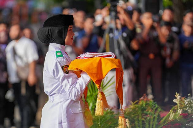 August 17, 2026, Banda Aceh, Aceh, Indonesia: The flag-raising squad performed its duties during the commemoration of the Republic of Indonesia s 81st anniversary at Blang Padang Field in Banda Aceh, Aceh Province, Indonesia, on Monday. Hundreds of students, government employees, and members of the armed forces participated in the ceremony. Banda Aceh Indonesia - ZUMAi115 20260817_zip_i115_003 Copyright: xMuhammadxIqbalx