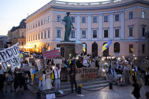 August 16, 2026, Odessa, Ukraine: Activists with placards expressing their opinions shine their phone flashlights near the monument to Duke de Richelieu during the rally. A march in support of former Defense Minister Fedorov passed through the central streets of Odessa. Activists are demanding that Mykhailo Fedorov should be reinstated as Defense Minister. He was dismissed a month ago by the Ukrainian president. Similar marches have taken place across Ukraine. Odessa Ukraine - ZUMAs197 20260816_aaa_s197_216 Copyright: xViacheslavxOnyshchenkox