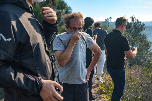 August 16, 2026, San Diego, California, United States: People watch the fire from the cliff edge..The Sorrento Fire burns through dry vegetation in the Sorrento Valley area of San Diego on August 16, 2026, sending thick smoke into the air and threatening nearby homes, businesses and roadways. Firefighters work to battle the flames and prevent the fire from spreading as smoke cover portions of the surrounding community. Multiple agencies are dispatched to battle the fire, including Cal Fire and San Diego Fire-Rescue. As of 6pm on August 16, the fire is mapped more than 100 acres. San Diego United States  - ZUMAs197 20260816_aaa_s197_242 Copyright: xWaixLeexMichaelxHox