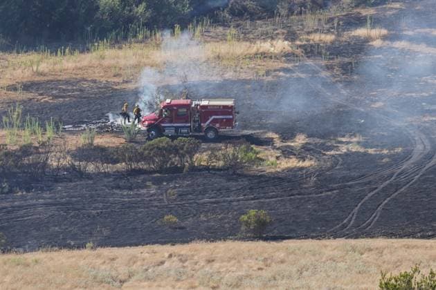 August 16, 2026, San Diego, California, United States: Firefighters battle the fire at the field..The Sorrento Fire burns through dry vegetation in the Sorrento Valley area of San Diego on August 16, 2026, sending thick smoke into the air and threatening nearby homes, businesses and roadways. Firefighters work to battle the flames and prevent the fire from spreading as smoke cover portions of the surrounding community. Multiple agencies are dispatched to battle the fire, including Cal Fire and San Diego Fire-Rescue. As of 6pm on August 16, the fire is mapped more than 100 acres. San Diego United States - ZUMAs197 20260816_aaa_s197_240 Copyright: xWaixLeexMichaelxHox
