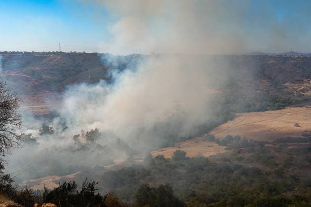 August 16, 2026, San Diego, California, United States: Smoke is raised to the air during the fire..The Sorrento Fire burns through dry vegetation in the Sorrento Valley area of San Diego on August 16, 2026, sending thick smoke into the air and threatening nearby homes, businesses and roadways. Firefighters work to battle the flames and prevent the fire from spreading as smoke cover portions of the surrounding community. Multiple agencies are dispatched to battle the fire, including Cal Fire and San Diego Fire-Rescue. As of 6pm on August 16, the fire is mapped more than 100 acres. San Diego United States - ZUMAs197 20260816_aaa_s197_243 Copyright: xWaixLeexMichaelxHox