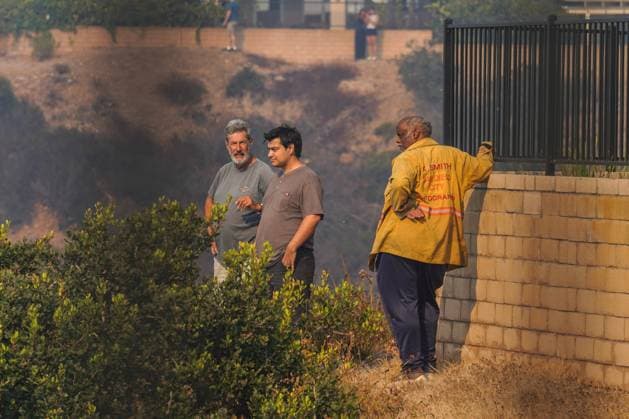 August 16, 2026, San Diego, California, United States: People watch the fire from the cliff edge..The Sorrento Fire burns through dry vegetation in the Sorrento Valley area of San Diego on August 16, 2026, sending thick smoke into the air and threatening nearby homes, businesses and roadways. Firefighters work to battle the flames and prevent the fire from spreading as smoke cover portions of the surrounding community. Multiple agencies are dispatched to battle the fire, including Cal Fire and San Diego Fire-Rescue. As of 6pm on August 16, the fire is mapped more than 100 acres. San Diego United States - ZUMAs197 20260816_aaa_s197_247 Copyright: xWaixLeexMichaelxHox