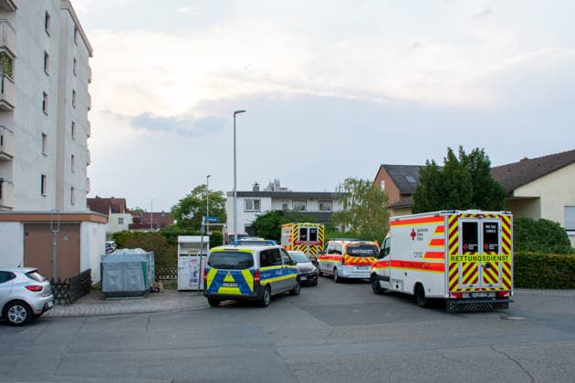 20-Jähriger tot in Wohnung gefunden Staatsanwaltschaft und Polizei ermitteln Ginsheim-Gustavsburg, 16. August 2026: Nach dem Fund eines toten 20-Jährigen in einer Wohnung eines Mehrfamilienhauses haben die Staatsanwaltschaft Darmstadt und das Polizeipräsidium Südhessen Ermittlungen aufgenommen. Aufgrund erster Feststellungen gehen die Ermittler derzeit davon aus, dass der Mann gewaltsam zu Tode gekommen sein könnte. Der Rettungsdienst führte Reanimationsmaßnahmen durch, der 20-Jährige verstarb jedoch noch vor Ort. Im Einsatz waren unter anderem Kräfte von Polizei, Kriminalpolizei und Rettungsdienst sowie zwei Rettungswagen aus dem Landkreis Groß-Gerau, ein Notarzteinsatzfahrzeug aus Mainz und der Rettungshubschrauber Christ