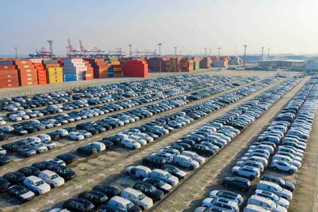 Nanjing Port Vehicles Export A large number of cars are gathering in Longtan Port Area of Nanjing Port waiting to be loaded onto ships for export in Nanjing, Jiangsu Province, China on August 17, 2026. Nanjing Jiangsu China  Copyright: xCFOTOx i1786975160768