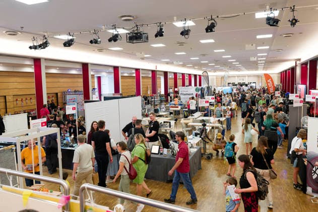 Maker Faire 2026 im Hannover Congress Centrum. Die Maker Faire ist ein familienfreundliches Mitmach-Festival für Technik, Erfindungen und kreatives Selbermachen. Sie verbindet die Elemente einer Wissenschaftsmesse, eines Jahrmarkts und eines Zukunftslabors. Erfinder, Bastler, Künstler und Start-ups zeigen dort ihre selbstgebauten Projekte vom Roboter über 3D-Druck bis hin zu Kunst und Handwerk. Im Vordergrund stehen das Ausprobieren, Mitmachen und der Ideenaustausch für alle Altersgruppen. Hannover, 16.08.2026 *** Maker Faire 2026 at the Hannover Congress Centrum. Maker Faire is a family-friendly, hands-on festival celebrating technology, inventions, and creative DIY projects. It combines elements of a science fair, a carnival, and Foto:xK.xRichter xFuturexImagex makerfaire_6804