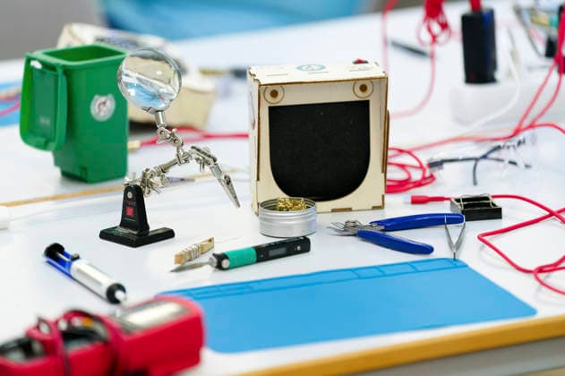 Maker Faire 2026 im Hannover Congress Centrum. Die Maker Faire ist ein familienfreundliches Mitmach-Festival für Technik, Erfindungen und kreatives Selbermachen. Sie verbindet die Elemente einer Wissenschaftsmesse, eines Jahrmarkts und eines Zukunftslabors. Erfinder, Bastler, Künstler und Start-ups zeigen dort ihre selbstgebauten Projekte vom Roboter über 3D-Druck bis hin zu Kunst und Handwerk. Im Vordergrund stehen das Ausprobieren, Mitmachen und der Ideenaustausch für alle Altersgruppen. Hannover, 16.08.2026 *** Maker Faire 2026 at the Hannover Congress Centrum. Maker Faire is a family-friendly, hands-on festival celebrating technology, inventions, and creative DIY projects. It combines elements of a science fair, a carnival, and Foto:xK.xRichter xFuturexImagex makerfaire_6836