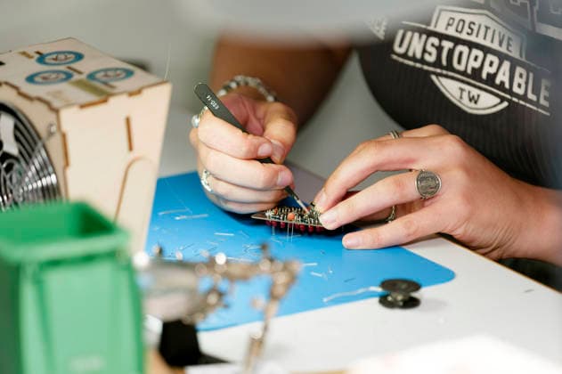 Maker Faire 2026 im Hannover Congress Centrum. Die Maker Faire ist ein familienfreundliches Mitmach-Festival für Technik, Erfindungen und kreatives Selbermachen. Sie verbindet die Elemente einer Wissenschaftsmesse, eines Jahrmarkts und eines Zukunftslabors. Erfinder, Bastler, Künstler und Start-ups zeigen dort ihre selbstgebauten Projekte vom Roboter über 3D-Druck bis hin zu Kunst und Handwerk. Im Vordergrund stehen das Ausprobieren, Mitmachen und der Ideenaustausch für alle Altersgruppen. Hannover, 16.08.2026 *** Maker Faire 2026 at the Hannover Congress Centrum. Maker Faire is a family-friendly, hands-on festival celebrating technology, inventions, and creative DIY projects. It combines elements of a science fair, a carnival, and Foto:xK.xRichter xFuturexImagex makerfaire_6839