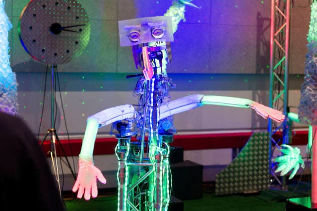 Maker Faire 2026 im Hannover Congress Centrum. Die Maker Faire ist ein familienfreundliches Mitmach-Festival für Technik, Erfindungen und kreatives Selbermachen. Sie verbindet die Elemente einer Wissenschaftsmesse, eines Jahrmarkts und eines Zukunftslabors. Erfinder, Bastler, Künstler und Start-ups zeigen dort ihre selbstgebauten Projekte vom Roboter über 3D-Druck bis hin zu Kunst und Handwerk. Im Vordergrund stehen das Ausprobieren, Mitmachen und der Ideenaustausch für alle Altersgruppen. Hannover, 16.08.2026 *** Maker Faire 2026 at the Hannover Congress Centrum. Maker Faire is a family-friendly, hands-on festival celebrating technology, inventions, and creative DIY projects. It combines elements of a science fair, a carnival, and Foto:xK.xRichter xFuturexImagex makerfaire_6843