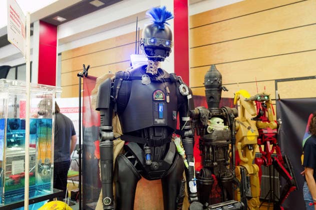 Star Wars Droiden auf der Maker Faire 2026 im Hannover Congress Centrum. Die Maker Faire ist ein familienfreundliches Mitmach-Festival für Technik, Erfindungen und kreatives Selbermachen. Sie verbindet die Elemente einer Wissenschaftsmesse, eines Jahrmarkts und eines Zukunftslabors. Erfinder, Bastler, Künstler und Start-ups zeigen dort ihre selbstgebauten Projekte vom Roboter über 3D-Druck bis hin zu Kunst und Handwerk. Im Vordergrund stehen das Ausprobieren, Mitmachen und der Ideenaustausch für alle Altersgruppen. Hannover, 16.08.2026 *** Star Wars Droids at Maker Faire 2026 at the Hannover Congress Centrum. Maker Faire is a family-friendly, hands-on festival for technology, inventions, and creative DIY projects. It combines elemen Foto:xK.xRichter xFuturexImagex makerfaire_6850