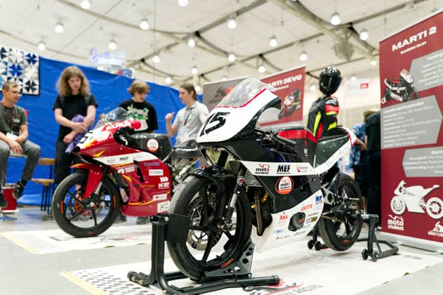 MariTeam MotoStudent auf der Maker Faire 2026 im Hannover Congress Centrum. Die Maker Faire ist ein familienfreundliches auf der Mitmach-Festival für Technik, Erfindungen und kreatives Selbermachen. Sie verbindet die Elemente einer Wissenschaftsmesse, eines Jahrmarkts und eines Zukunftslabors. Erfinder, Bastler, Künstler und Start-ups zeigen dort ihre selbstgebauten Projekte vom Roboter über 3D-Druck bis hin zu Kunst und Handwerk. Im Vordergrund stehen das Ausprobieren, Mitmachen und der Ideenaustausch für alle Altersgruppen. Hannover, 16.08.2026 *** MariTeam MotoStudent at Maker Faire 2026 at the Hannover Congress Centrum. Maker Faire is a family-friendly, hands-on festival for technology, inventions, and creative DIY projects. It Foto:xK.xRichter xFuturexImagex makerfaire_6854