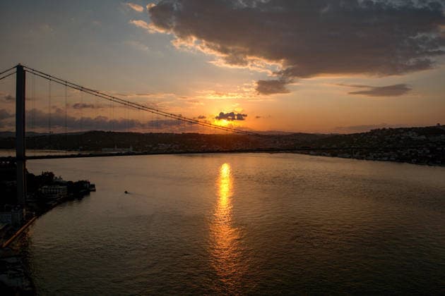 Sunrise in Istanbul ISTANBUL, TURKIYE - AUGUST 17: The sun rises behind the iconic July 15 Martyrs Bridge spanning the Bosphorus strait, in Istanbul, Turkiye, on August 17, 2026. Islam Yakut Anadolu Istanbul Turkey. Editorial use only. Please get in touch for any other usage.  Copyright: x2026xAnadoluxIslamxYakutx
