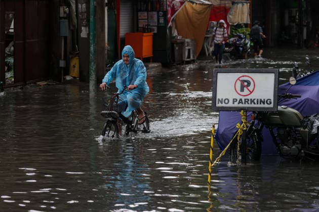 Southwest monsoon continues to bring rain in Manila, Philippines Filipinos navigate through a flooded road in Makati City, Manila, Philippines on August 17, 2026. According to the Philippine Atmospheric, Geophysical, Astronomical and Services Administration™s (PAGASA) latest weather forecast, the southwest monsoon will continue to bring heavy rainfall in Luzon. Manila PHILIPPINES  Copyright: xMatrixxImages MarkxCristinox
