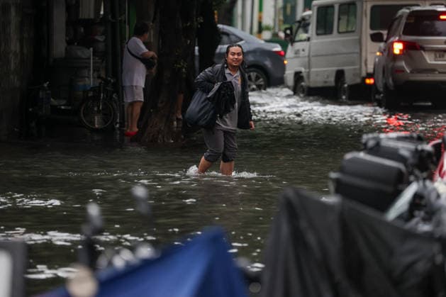 Heavy Rainfall To Continue In Manila A man wades along a flooded road in Makati City, Manila, Philippines, on August 17, 2026. According to the Philippine Atmospheric, Geophysical, Astronomical and Services Administration s (PAGASA) latest weather forecast, the southwest monsoon will continue to bring heavy rainfall in Luzon, which includes Metro Manila, Ilocos Norte, Batanes, Cagayan, Cordillera Administrative Region, Tarlac, Pampanga, Cavite and Batangas. Makati Philippines  Copyright: xMarkxCristinox originalFilename: cristino-notitle260817_npniP.jpg