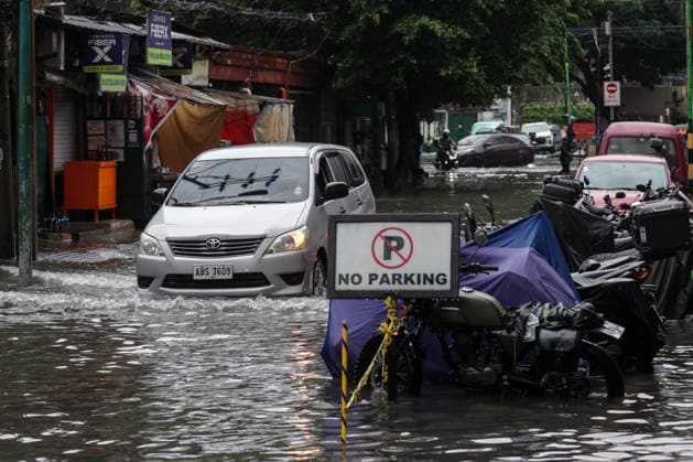 Heavy Rainfall To Continue In Manila A car wades along a flooded road in Makati City, Manila, Philippines, on August 17, 2026. According to the Philippine Atmospheric, Geophysical, Astronomical and Services Administration s (PAGASA) latest weather forecast, the southwest monsoon will continue to bring heavy rainfall in Luzon, which includes Metro Manila, Ilocos Norte, Batanes, Cagayan, Cordillera Administrative Region, Tarlac, Pampanga, Cavite and Batangas. Makati Philippines  Copyright: xMarkxCristinox originalFilename: cristino-notitle260817_npqRQ.jpg