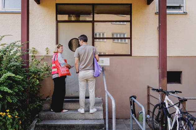 (R-L) Steffen Krach, SPD-Spitzenkandidat fuer die Abgeordnetenhaus-Wahl in Berlin, und Carolina Boehm, Bezirksstadtraetin fuer Jugend und Gesundheit in Berlin Steglitz-Zehlendorf, aufgenommen im Rahmen der Wahlkampftour bei einer Tuer zu Tuer-Aktion in Suedende in Berlin, 15.08.2026. Berlin Deutschland *** R. L. Steffen Krach, SPD’s top candidate for the Berlin House of Representatives election, and Carolina Boehm, District Councilor for Youth and Health in Berlin’s Steglitz-Zehlendorf district, photographed during a door-to-door campaign stop in Suedende, Berlin, on August 15, 2026, Berlin, Germany Copyright: xFlorianxGaertnerx