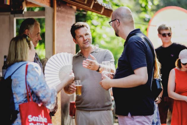 Steffen Krach (M), SPD-Spitzenkandidat fuer die Abgeordnetenhaus-Wahl in Berlin, aufgenommen im Rahmen der Wahlkampftour bei einem Besuch von Michael Biel (R) im Biergarten LAAX in Berlin, 15.08.2026. Berlin Deutschland *** Steffen Krach (M), the SPD s lead candidate for the Berlin House of Representatives election, photographed during his campaign tour while visiting Michael Biel (R) at the LAAX beer garden in Berlin, August 15, 2026, Berlin, Germany Copyright: xFlorianxGaertnerx