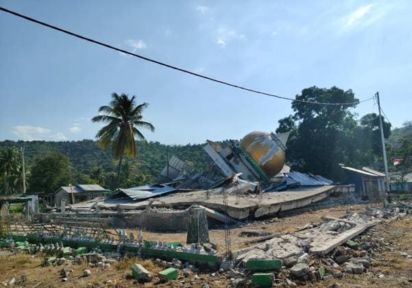 7.7-magnitude earthquake in Indonesia kills 55, injures 132 EAST MANGGARAI, INDONESIA - AUGUST 17: (----EDITORIAL USE ONLY - MANDATORY CREDIT - INDONESIAN NATIONAL SEARCH AND RESCUE AGENCY (BASARNAS) HANDOUT - NO MARKETING NO ADVERTISING CAMPAIGNS - DISTRIBUTED AS A SERVICE TO CLIENTS----) Search and rescue operations continue in East Manggarai, East Nusa Tenggara, on Monday, three days after a magnitude 7.7 earthquake struck the region on August 15th in Satar Kampas village, Lamba Leda district, East Manggarai regency, Indonesia on August 17, 2026. Joint SAR teams continued searching and evacuating victims in one of the hardest-hit areas. As of 3 p.m. local time, 55 people had died and 132 others were injured, bringing the total number  Copyright: x2026xAnadoluxBASARNASx xHandoutx