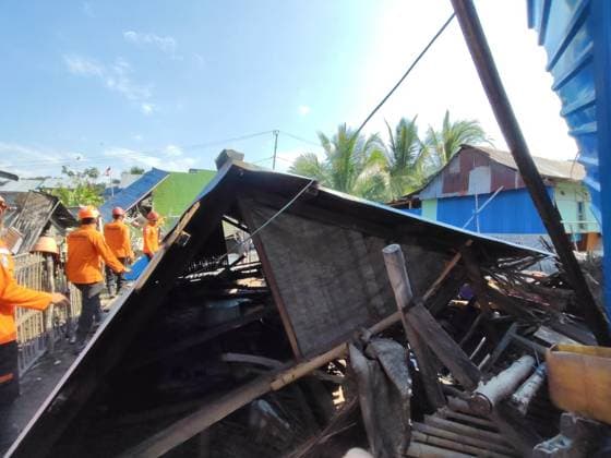 7.7-magnitude earthquake in Indonesia kills 55, injures 132 EAST MANGGARAI, INDONESIA - AUGUST 17: (----EDITORIAL USE ONLY - MANDATORY CREDIT - INDONESIAN NATIONAL SEARCH AND RESCUE AGENCY (BASARNAS) HANDOUT - NO MARKETING NO ADVERTISING CAMPAIGNS - DISTRIBUTED AS A SERVICE TO CLIENTS----) Search and rescue operations continue in East Manggarai, East Nusa Tenggara, on Monday, three days after a magnitude 7.7 earthquake struck the region on August 15th in Satar Kampas village, Lamba Leda district, East Manggarai regency, Indonesia on August 17, 2026. Joint SAR teams continued searching and evacuating victims in one of the hardest-hit areas. As of 3 p.m. local time, 55 people had died and 132 others were injured, bringing the total number  Copyright: x2026xAnadoluxBASARNASx xHandoutx