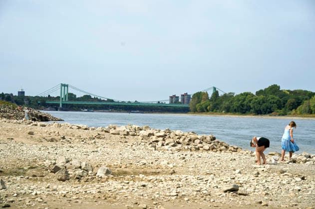 Der Rhein ist in Köln so niedrig wie noch nie. In der Nacht zu Sonntag fiel der Pegel auf nur 45 Zentimeter und damit deutlich unter den bisherigen Tiefststand. Für die Schifffahrt wird das zunehmend zum Problem. Köln, 16.08.2026 *** The Rhine in Cologne is at an all-time low. Overnight into Sunday, the water level dropped to just 45 centimeters, well below the previous record low. This is becoming an increasing problem for shipping. Cologne, August 16, 2026 Foto:xC.xAdolph xFuturexImagex niedrigwasser_6869
