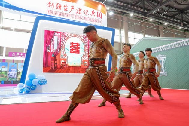 RUSSIA, REPUBLIC OF TATARSTAN - AUGUST 17, 2026: Artists perform in front of the XPCC (Xinjiang Productio and Construction Corps) display stand during the 2026 Russia-China Business Forum titled Sprouts: Russia and China Mutually Beneficial Cooperation and held at the Kazan Expo International Exhibition Centre in Bolshiye Kabany, southeast of Kazan. TASS Host Photo Agency Russia  - ZUMAt113 20260817_zaa_t113_128 Copyright: xAlexanderxRyuminx