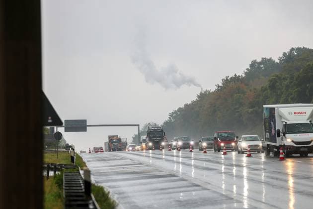LKW auf A1 bei Wuppertal umgestürzt - massive Verkehrsbehinderungen sind die Folge Ein LKW ist am Montagmorgen (17. August 2026) auf der A1 hinter der Anschlussstelle Ronsdorf in Fahrtrichtung Dortmund verunglückt. Der 43 Jahre alte Fahrer erlitt dabei leichte Verletzungen. Nach Angaben der Autobahnpolizei ereignete sich der Unfall kurz nach 7 Uhr. Demnach berichtete der Fahrer, dass sich während der Fahrt der Anhänger gelöst habe, bei der Unfallaufnahme waren Zugmaschine und Auflieger jedoch miteinander verbunden. In der Folge geriet das Gespann ins Schleudern, kam von der Fahrbahn ab und fuhr zunächst über den angrenzenden Hang. Anschließend kippte der Lastwagen auf die Seite und blieb dort liegen. Unmittelbar nach dem Unfall wa