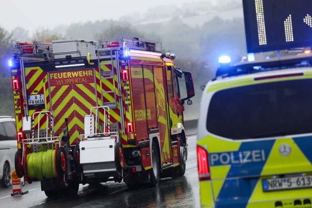LKW auf A1 bei Wuppertal umgestürzt - massive Verkehrsbehinderungen sind die Folge Ein LKW ist am Montagmorgen (17. August 2026) auf der A1 hinter der Anschlussstelle Ronsdorf in Fahrtrichtung Dortmund verunglückt. Der 43 Jahre alte Fahrer erlitt dabei leichte Verletzungen. Nach Angaben der Autobahnpolizei ereignete sich der Unfall kurz nach 7 Uhr. Demnach berichtete der Fahrer, dass sich während der Fahrt der Anhänger gelöst habe, bei der Unfallaufnahme waren Zugmaschine und Auflieger jedoch miteinander verbunden. In der Folge geriet das Gespann ins Schleudern, kam von der Fahrbahn ab und fuhr zunächst über den angrenzenden Hang. Anschließend kippte der Lastwagen auf die Seite und blieb dort liegen. Unmittelbar nach dem Unfall wa