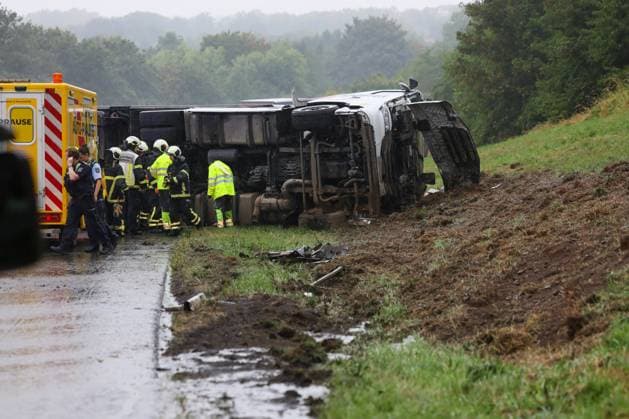 LKW auf A1 bei Wuppertal umgestürzt - massive Verkehrsbehinderungen sind die Folge Ein LKW ist am Montagmorgen (17. August 2026) auf der A1 hinter der Anschlussstelle Ronsdorf in Fahrtrichtung Dortmund verunglückt. Der 43 Jahre alte Fahrer erlitt dabei leichte Verletzungen. Nach Angaben der Autobahnpolizei ereignete sich der Unfall kurz nach 7 Uhr. Demnach berichtete der Fahrer, dass sich während der Fahrt der Anhänger gelöst habe, bei der Unfallaufnahme waren Zugmaschine und Auflieger jedoch miteinander verbunden. In der Folge geriet das Gespann ins Schleudern, kam von der Fahrbahn ab und fuhr zunächst über den angrenzenden Hang. Anschließend kippte der Lastwagen auf die Seite und blieb dort liegen. Unmittelbar nach dem Unfall wa