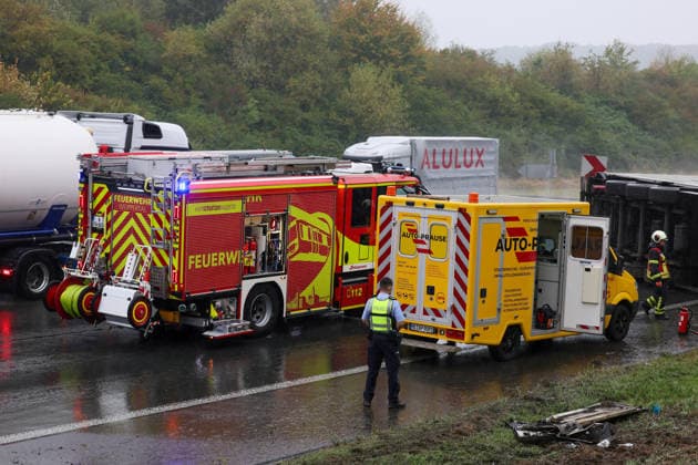 LKW auf A1 bei Wuppertal umgestürzt - massive Verkehrsbehinderungen sind die Folge Ein LKW ist am Montagmorgen (17. August 2026) auf der A1 hinter der Anschlussstelle Ronsdorf in Fahrtrichtung Dortmund verunglückt. Der 43 Jahre alte Fahrer erlitt dabei leichte Verletzungen. Nach Angaben der Autobahnpolizei ereignete sich der Unfall kurz nach 7 Uhr. Demnach berichtete der Fahrer, dass sich während der Fahrt der Anhänger gelöst habe, bei der Unfallaufnahme waren Zugmaschine und Auflieger jedoch miteinander verbunden. In der Folge geriet das Gespann ins Schleudern, kam von der Fahrbahn ab und fuhr zunächst über den angrenzenden Hang. Anschließend kippte der Lastwagen auf die Seite und blieb dort liegen. Unmittelbar nach dem Unfall wa