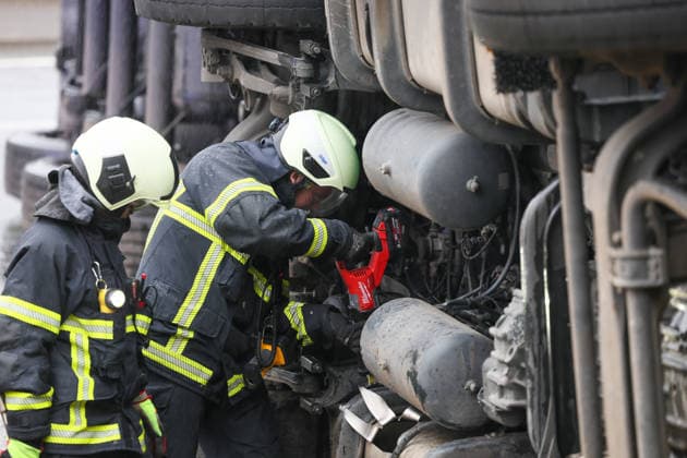 LKW auf A1 bei Wuppertal umgestürzt - massive Verkehrsbehinderungen sind die Folge Ein LKW ist am Montagmorgen (17. August 2026) auf der A1 hinter der Anschlussstelle Ronsdorf in Fahrtrichtung Dortmund verunglückt. Der 43 Jahre alte Fahrer erlitt dabei leichte Verletzungen. Nach Angaben der Autobahnpolizei ereignete sich der Unfall kurz nach 7 Uhr. Demnach berichtete der Fahrer, dass sich während der Fahrt der Anhänger gelöst habe, bei der Unfallaufnahme waren Zugmaschine und Auflieger jedoch miteinander verbunden. In der Folge geriet das Gespann ins Schleudern, kam von der Fahrbahn ab und fuhr zunächst über den angrenzenden Hang. Anschließend kippte der Lastwagen auf die Seite und blieb dort liegen. Unmittelbar nach dem Unfall wa