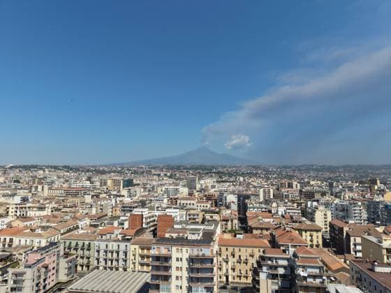 RECORD DATE NOT STATED IPA87568818 - Catania, August 17, 2026: View of Mount Etna from Catania during the eruption, smoke, and a panoramic view of the city of Catania  Copyright: xx xx 87568818.jpeg