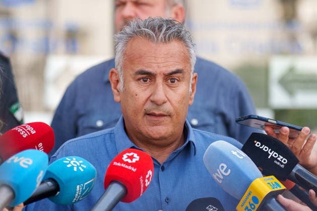 Two women—one of whom was pregnant—and a minor were shot and killed in the middle of the street in Isla Cristina, Huelva. The mayor of Isla Cristina, Jenaro Orta, speaks to the media to report on yesterday’s shooting in which three people were killed. August 17, 2026, in Isla Cristina, Huelva, Andalusia, Spain. Three people—a 39-year-old woman who was eight months pregnant, another 62-year-old woman, and a 16-year-old minor died this Sunday as a result of a shooting in the El Rocío neighborhood of Isla Cristina, Huelva, which may be related to the one that left one man dead and another wounded in 2024 in the El Torrejón neighborhood of Huelva city. August 17, 2026 Francisco J Isla Cristina, Huelva, Andalusia Isla Cristina, Huelva, Andalusi  Copyright: xFranciscoxJ.xOlmox 7718375