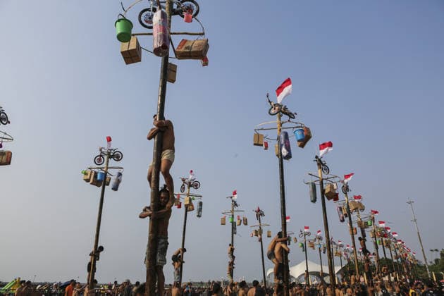 Indonesia marks 81st Independence Day with traditional greasy pole climb JAKARTA, INDONESIA - AUGUST 17: Participant attend the greasy pole climbing race locally known as Panjat Pinang to collect prizes hung at the top during celebrations to mark the 81st Independence Day celebrations in Jakarta, Indonesia, on August 17, 2026. Agoes Rudianto Anadolu Jakarta Indonesia. Editorial use only. Please get in touch for any other usage.  Copyright: x2026xAnadoluxAgoesxRudiantox