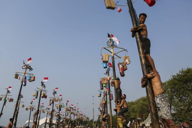 Indonesia marks 81st Independence Day with traditional greasy pole climb JAKARTA, INDONESIA - AUGUST 17: Participant attend the greasy pole climbing race locally known as Panjat Pinang to collect prizes hung at the top during celebrations to mark the 81st Independence Day celebrations in Jakarta, Indonesia, on August 17, 2026. Agoes Rudianto Anadolu Jakarta Indonesia. Editorial use only. Please get in touch for any other usage.  Copyright: x2026xAnadoluxAgoesxRudiantox